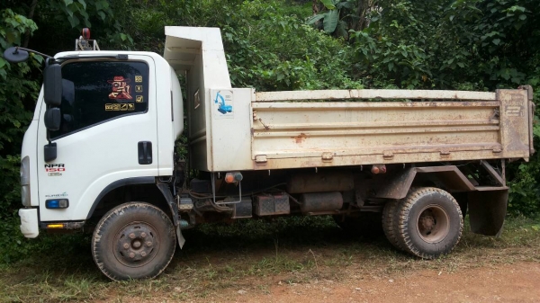 ขายรถบรรทุก 6 ล้อดัมพ์ ISUZU NPR 150 แรงม้าปี 2551 ไมล์ 233759 กม.ราคา 700000