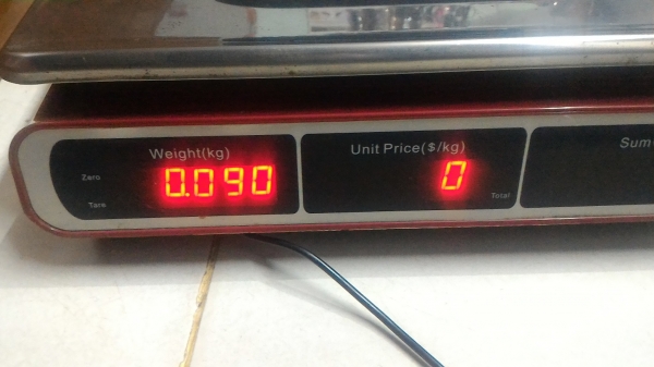 เครื่องชั่งแบบดิจิตอล มีจอแสดงผลสองด้าน ยี่ห้อ CAMRY  ชั่งได้ 30 กก. ใช้พลังงานได้สองระบบ ไฟฟ้าและแบตในตัว