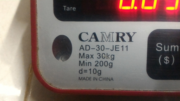 เครื่องชั่งแบบดิจิตอล มีจอแสดงผลสองด้าน ยี่ห้อ CAMRY  ชั่งได้ 30 กก. ใช้พลังงานได้สองระบบ ไฟฟ้าและแบตในตัว