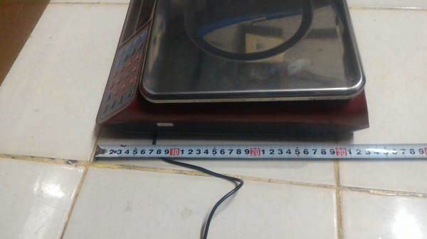 เครื่องชั่งแบบดิจิตอล มีจอแสดงผลสองด้าน ยี่ห้อ CAMRY  ชั่งได้ 30 กก. ใช้พลังงานได้สองระบบ ไฟฟ้าและแบตในตัว