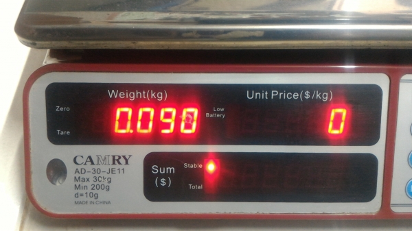 เครื่องชั่งแบบดิจิตอล มีจอแสดงผลสองด้าน ยี่ห้อ CAMRY  ชั่งได้ 30 กก. ใช้พลังงานได้สองระบบ ไฟฟ้าและแบตในตัว