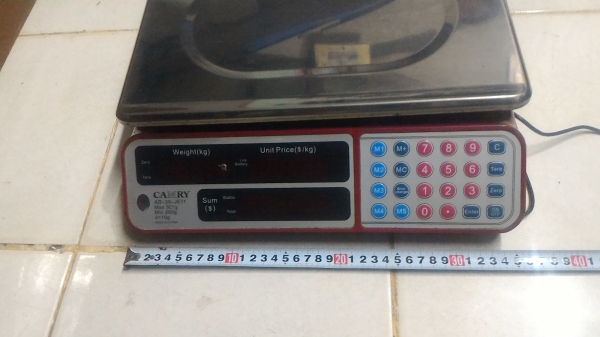 เครื่องชั่งแบบดิจิตอล มีจอแสดงผลสองด้าน ยี่ห้อ CAMRY  ชั่งได้ 30 กก. ใช้พลังงานได้สองระบบ ไฟฟ้าและแบตในตัว