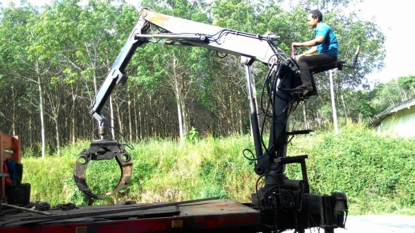 ขายรถบรรทุก 6 ล้อพื้นเรียบติดเฮียบ 4 ตัน ISUZU 145 แรงม้า ยาง 900 พื้นยาว 5 เมตร ราคา 330000