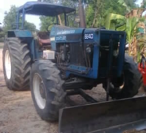 FORD 6640 - 2 เพลา เอกสารเล่มทะเบียน อุปกรณ์ครบพร้อม มีใบดันหน้า ผานพรวนดิน 6 เครื่องแน่นแรงดีไม่มีเยิ้ม ระบบไฮดรอลิกส์ไม่มีแตกไม่มีรั่ว ช่วงล่างแน่น ยางสภาพดีหน้าหลังประมาณ 70\% พร้อมทำงานได้เลย ราคาต่อรองได้ครับ