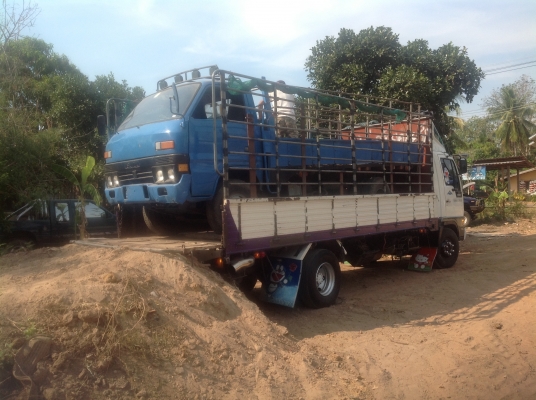 ออกเดินทางแล้วครับ ไปจังหวัด สงขลา ISUZU. TL-100. แรง ฝาขาว ช่วงยาว 4.30 ม.พร้อมใช้งาน