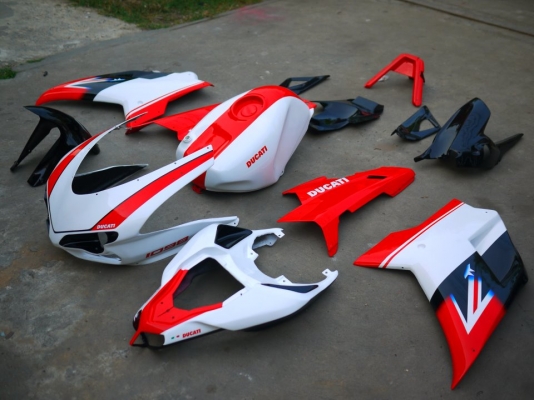 ขายแฟร์ลิ่งDucati1198 ใส่nc30,cbr400 ราคา11000 สนใจติดต่อ0803355484