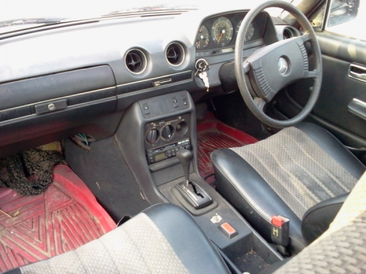 BENZ 230e w 123 เครื่องเนียบ ภายในสวย รถอักฤษแท้ ล้อ 18 แท้ BENZ 230e w 123 เครื่องเนียบ ภายในสวย รถอักฤษแท้ ล้อ 18 แท้