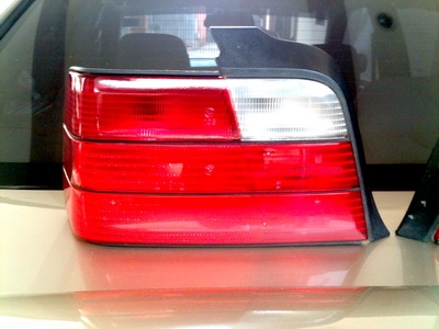 ไฟท้ายของแท้ใส่ BMW E36 นกแก้ว ขาวแดงล้วน ราคาคู่ล่ะ 2,000 บาท สภาพใหม่ ไฟท้ายของแท้ใส่ BMW E36 นกแก้ว ขาวแดงล้วน ราคาคู่ล่ะ 2,000 บาท สภาพใหม่