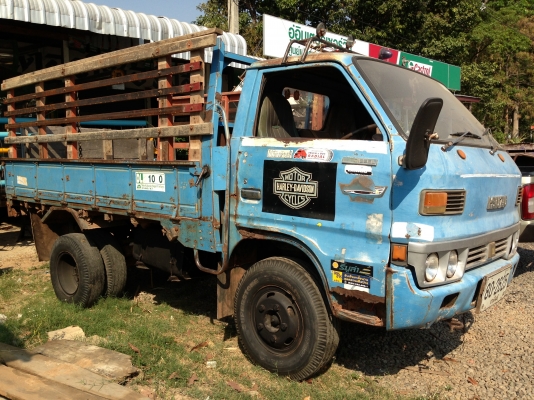 ISUZU TL 85 HP หกล้อช่วงสั้น กระบะเหล็กคอกไม้พื้นเหล็กสภาพดีไม่มีผุกร่อน เครื่องแน่นดีไม่มีเยิ้ม หัวเก๋งบางสีเดิมไม่ผุภายในเก๋งคอนโซลครบพร้อม ช่วงล่างคัชซีสวยไม่ผุ ยางสภาพดีทั้ง 6 เส้นประมาณ 80\% เอกสารเล่มทะเบียนครบพร้อมโอน ราคาต่อรองได้ครับ ISUZU TL 85 HP หกล้อช่วงสั้น กระบะเหล็กคอกไม้พื้นเหล็กสภาพดีไม่มีผุกร่อน เครื่องแน่นดีไม่มีเยิ้ม หัวเก๋งบางสีเดิมไม่ผุภายในเก๋งคอนโซลครบพร้อม ช่วงล่างคัชซีสวยไม่ผุ ยางสภาพดีทั้ง 6 เส้นประมาณ 80\% เอกสารเล่มทะเบียนครบพร้อมโอน ราคาต่อรองได้ครับ