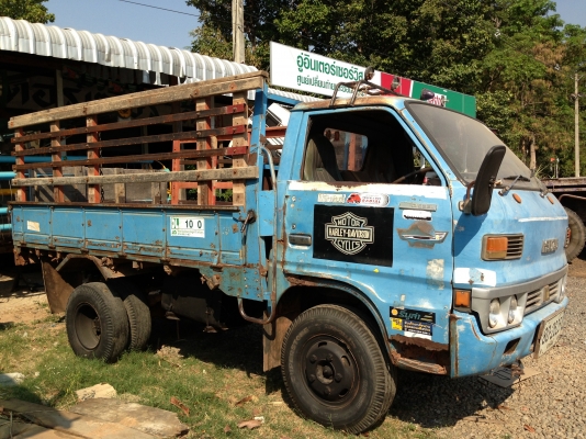 ISUZU TL 85 HP หกล้อช่วงสั้น กระบะเหล็กคอกไม้พื้นเหล็กสภาพดีไม่มีผุกร่อน เครื่องแน่นดีไม่มีเยิ้ม หัวเก๋งบางสีเดิมไม่ผุภายในเก๋งคอนโซลครบพร้อม ช่วงล่างคัชซีสวยไม่ผุ ยางสภาพดีทั้ง 6 เส้นประมาณ 80\% เอกสารเล่มทะเบียนครบพร้อมโอน ราคาต่อรองได้ครับ ISUZU TL 85 HP หกล้อช่วงสั้น กระบะเหล็กคอกไม้พื้นเหล็กสภาพดีไม่มีผุกร่อน เครื่องแน่นดีไม่มีเยิ้ม หัวเก๋งบางสีเดิมไม่ผุภายในเก๋งคอนโซลครบพร้อม ช่วงล่างคัชซีสวยไม่ผุ ยางสภาพดีทั้ง 6 เส้นประมาณ 80\% เอกสารเล่มทะเบียนครบพร้อมโอน ราคาต่อรองได้ครับ