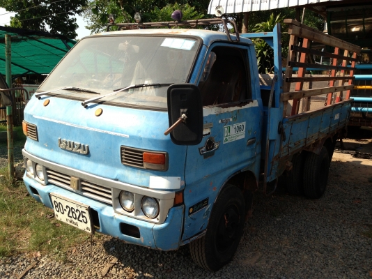 ISUZU TL 85 HP หกล้อช่วงสั้น กระบะเหล็กคอกไม้พื้นเหล็กสภาพดีไม่มีผุกร่อน เครื่องแน่นดีไม่มีเยิ้ม หัวเก๋งบางสีเดิมไม่ผุภายในเก๋งคอนโซลครบพร้อม ช่วงล่างคัชซีสวยไม่ผุ ยางสภาพดีทั้ง 6 เส้นประมาณ 80\% เอกสารเล่มทะเบียนครบพร้อมโอน ราคาต่อรองได้ครับ