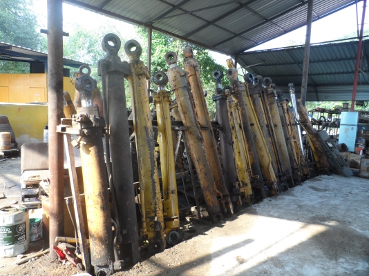 ขายครับ กระบอก KOMATSU รุ่นต่าง สภาพดี แกนสวย สนใจรุ่นไหนโทรสอบถามได้นะครับ