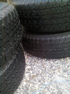 ขายยางพร้อมแม็ก TOYOTA 6 รู ขอบ 15 ยางบริสโตร์ 255/70R15 ยางปี 2007 สวยๆ 1 ชุด พร้อมน๊อต 24 ตัว ตอกยางเหลือ 80\% ใช้ได้อีกนาน