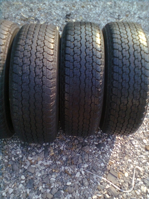 ขายยางพร้อมแม็ก TOYOTA 6 รู ขอบ 15 ยางบริสโตร์ 255/70R15 ยางปี 2007 สวยๆ 1 ชุด พร้อมน๊อต 24 ตัว ตอกยางเหลือ 80\% ใช้ได้อีกนาน