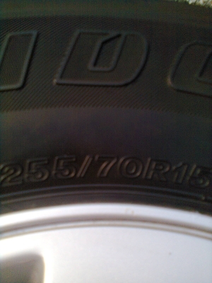 ขายยางพร้อมแม็ก TOYOTA 6 รู ขอบ 15 ยางบริสโตร์ 255/70R15 ยางปี 2007 สวยๆ 1 ชุด พร้อมน๊อต 24 ตัว ตอกยางเหลือ 80\% ใช้ได้อีกนาน