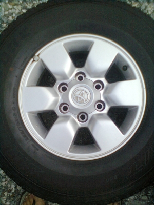 ขายยางพร้อมแม็ก TOYOTA 6 รู ขอบ 15 ยางบริสโตร์ 255/70R15 ยางปี 2007 สวยๆ 1 ชุด พร้อมน๊อต 24 ตัว ตอกยางเหลือ 80\% ใช้ได้อีกนาน