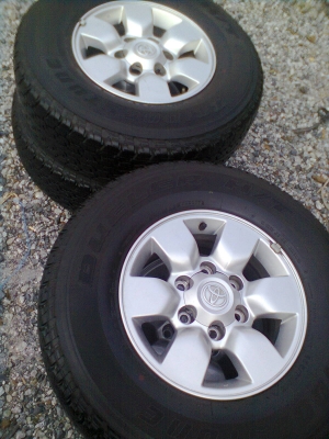 ขายยางพร้อมแม็ก TOYOTA 6 รู ขอบ 15 ยางบริสโตร์ 255/70R15 ยางปี 2007 สวยๆ 1 ชุด พร้อมน๊อต 24 ตัว ตอกยางเหลือ 80\% ใช้ได้อีกนาน