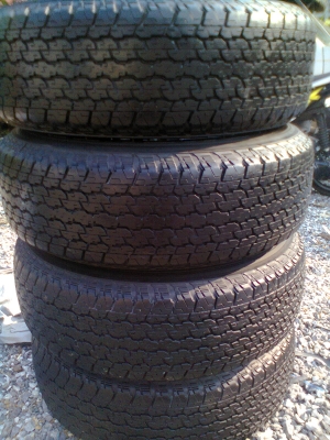 ขายยางพร้อมแม็ก TOYOTA 6 รู ขอบ 15 ยางบริสโตร์ 255/70R15 ยางปี 2007 สวยๆ 1 ชุด พร้อมน๊อต 24 ตัว ตอกยางเหลือ 80\% ใช้ได้อีกนาน