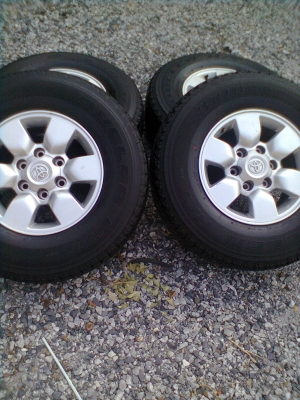 ขายยางพร้อมแม็ก TOYOTA 6 รู ขอบ 15 ยางบริสโตร์ 255/70R15 ยางปี 2007 สวยๆ 1 ชุด พร้อมน๊อต 24 ตัว ตอกยางเหลือ 80\% ใช้ได้อีกนาน