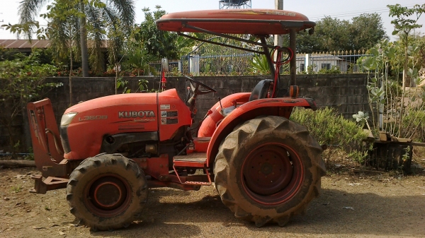 ขายรถคูโบต้าไถนาครับ พร้อมใช้ เเละอุปกรณ์ ใช้น้อยมากครับ