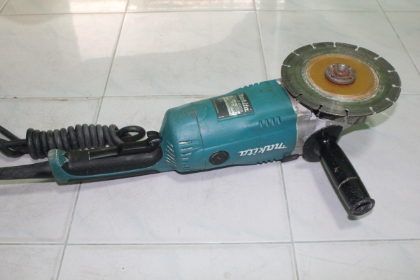 เครื่องเจียร์ยี่ห้อmakita รุ่นGA9020 ขนาด9" กำลัง2200วัตต์พร้อมใช้ครับ เครื่องเจียร์ยี่ห้อmakita รุ่นGA9020 ขนาด9" กำลัง2200วัตต์พร้อมใช้ครับ