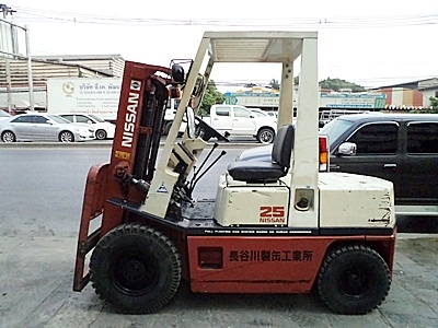 ขายรถยกนิสสัน 2.5 ตัน  เครื่องเบนซิน  กระบอกคู่ เสาสูง 2.8 เมตร  พวงมาลัยเพาเว่อร์  สีเดิมจากนอก นำเข้าจากญี่ปุ่น ใช้งานได้ทันที