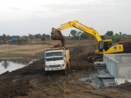 รับสมัครคนขับรถสิบล้อบรรทุกดิน(รถดัมพ์) 1 ตำแหน่ง