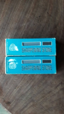 ขายหินลับมีดตราคนป่าอังกฤษแท้เก่าเก็บ Made in England. ขายหินลับมีดตราคนป่าอังกฤษแท้เก่าเก็บ Made in England.