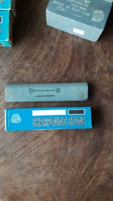 ขายหินลับมีดตราคนป่าอังกฤษแท้เก่าเก็บ Made in England. ขายหินลับมีดตราคนป่าอังกฤษแท้เก่าเก็บ Made in England.