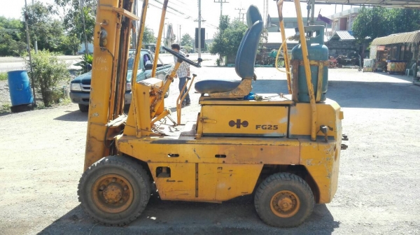 Sell> KOMATSU FG 25 เบนซิน ติดแก๊ส ยก 2.5 ตัน. สูง 4 เมตร. สภาพดี เครื่องติดง่าย พร้อมใช้งาน.