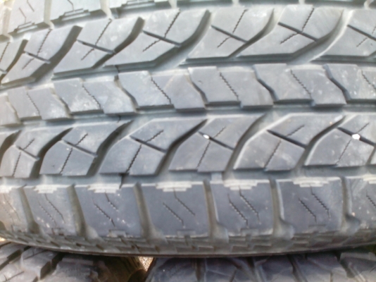 ขายยาง yokohama a/t ขนาด265/70/16 ปี13สวยๆครับ