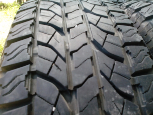 ขายยาง yokohama a/t ขนาด265/70/16 ปี13สวยๆครับ
