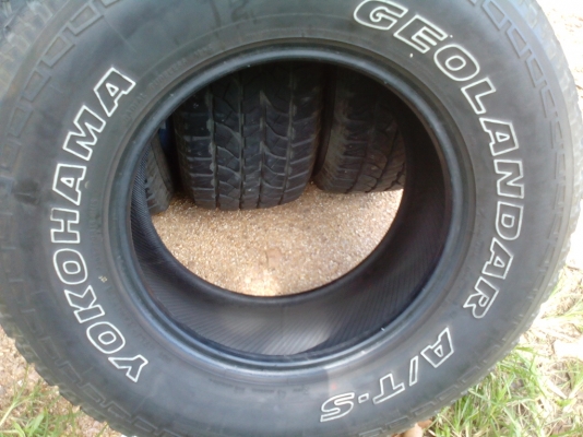 ขายยาง yokohama a/t ขนาด265/70/16 ปี13สวยๆครับ