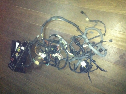 ชุดสายไฟในหัองเครื่องพร้อมกล่องฟิวครบชุดดีแมกช์2500คอมครับ