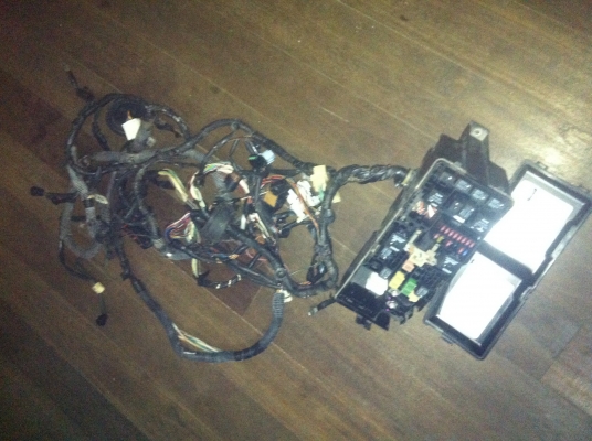 ชุดสายไฟในหัองเครื่องพร้อมกล่องฟิวครบชุดดีแมกช์2500คอมครับ