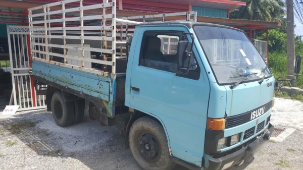 รถอีซูซุ  6  ล้อ ( ไม่ดั้ม )  NKR 88 แรงม้า. ปี 34.    สนใจติดต่อ  081 - 6079515