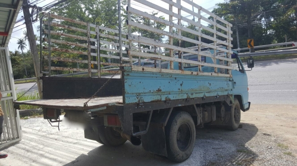 รถอีซูซุ  6  ล้อ ( ไม่ดั้ม )  NKR 88 แรงม้า. ปี 34.    สนใจติดต่อ  081 - 6079515