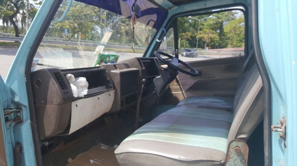 รถอีซูซุ  6  ล้อ ( ไม่ดั้ม )  NKR 88 แรงม้า. ปี 34.    สนใจติดต่อ  081 - 6079515