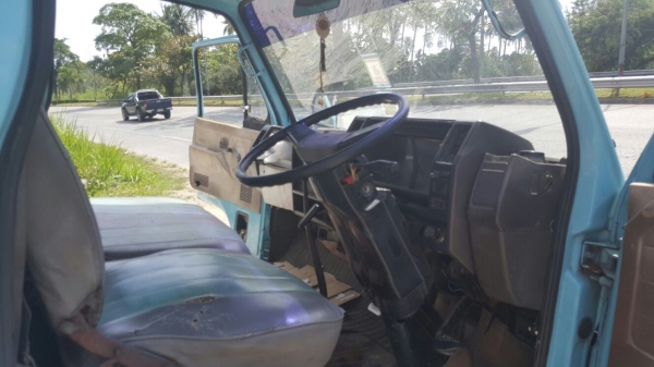 รถอีซูซุ  6  ล้อ ( ไม่ดั้ม )  NKR 88 แรงม้า. ปี 34.    สนใจติดต่อ  081 - 6079515