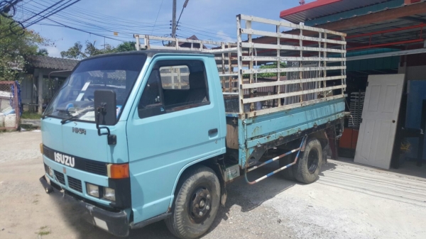 รถอีซูซุ  6  ล้อ ( ไม่ดั้ม )  NKR 88 แรงม้า. ปี 34.    สนใจติดต่อ  081 - 6079515