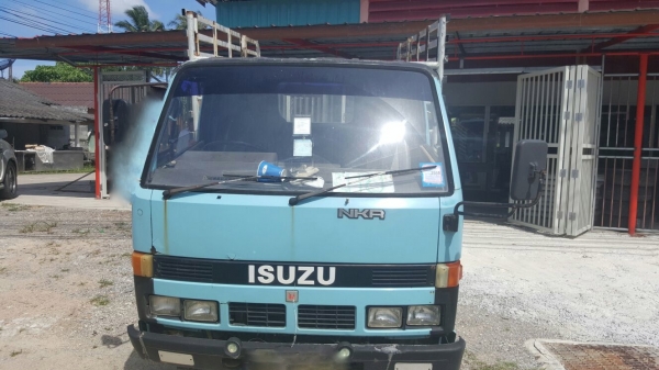 รถอีซูซุ  6  ล้อ ( ไม่ดั้ม )  NKR 88 แรงม้า. ปี 34.    สนใจติดต่อ  081 - 6079515