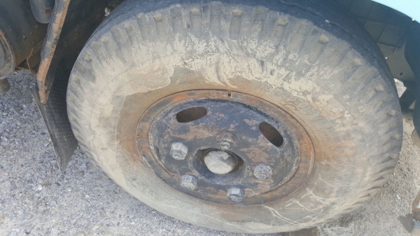 รถอีซูซุ  6  ล้อ ( ไม่ดั้ม )  NKR 88 แรงม้า. ปี 34.    สนใจติดต่อ  081 - 6079515