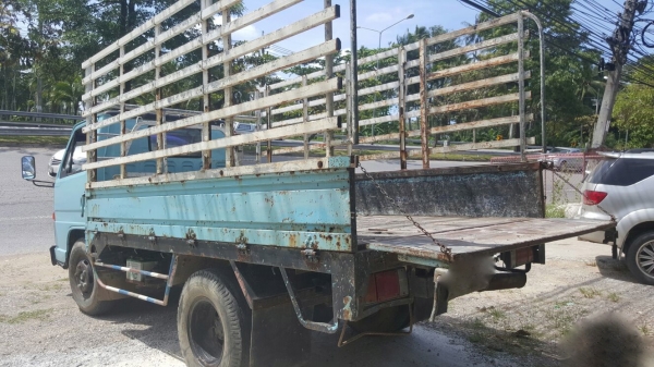 รถอีซูซุ  6  ล้อ ( ไม่ดั้ม )  NKR 88 แรงม้า. ปี 34.    สนใจติดต่อ  081 - 6079515