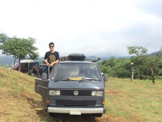 ขายvw t3 ปี1988 เครื่องเดิม หัวฉีด 2100cc เกียร์ธรรมดา ระบายความร้อนด้วยน้ำ มีหม้อน้ำ ขับทางไกลสบาย วิ่งร้อยกว่า แอร์เย็น เครื่องดีมากๆ รถเดิมๆทั้งคันสีเทาเดิม ประวัติดีมากๆครับ เจ้าของมือเดียว คุณลุงอายุ77ปี เป็นผู้บริหารบริษัทใหญ่ มีรถหลายคัน จอดในโรงรถ