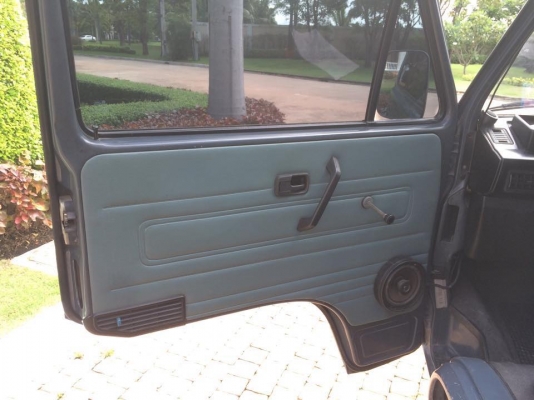 ขายvw t3 ปี1988 เครื่องเดิม หัวฉีด 2100cc เกียร์ธรรมดา ระบายความร้อนด้วยน้ำ มีหม้อน้ำ ขับทางไกลสบาย วิ่งร้อยกว่า แอร์เย็น เครื่องดีมากๆ รถเดิมๆทั้งคันสีเทาเดิม ประวัติดีมากๆครับ เจ้าของมือเดียว คุณลุงอายุ77ปี เป็นผู้บริหารบริษัทใหญ่ มีรถหลายคัน จอดในโรงรถ