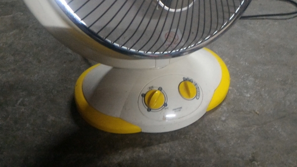 ชุดทำความร้อนความอบอุ่นในร้อน MATRIC เป็นฮีตเตอร์ฮาโลเจน เลือกความร้อนที่ต้องการได้ 2 แบบ และส่ายไฟมาได้เหมือนพัดลม