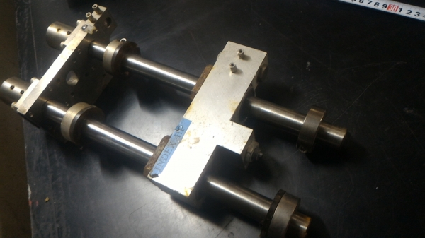 ชุดแกนเท่นเลื่อนสไลด์ไปมาด้วยลูกปืน ลื่นมาก แกนเพลาขนาด 25 มม.