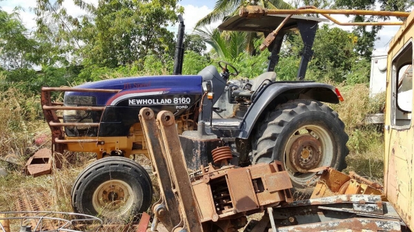 ขายรถไถ FORD NEW HOLLAND 8160 เพลาเดียว เอกสารเล่มทะเบียนครบ เครื่องแน่น เกียร์ เฟืองท้ายไม่มีปัญหา ล้อหน้าถอดไปปะยางครับ