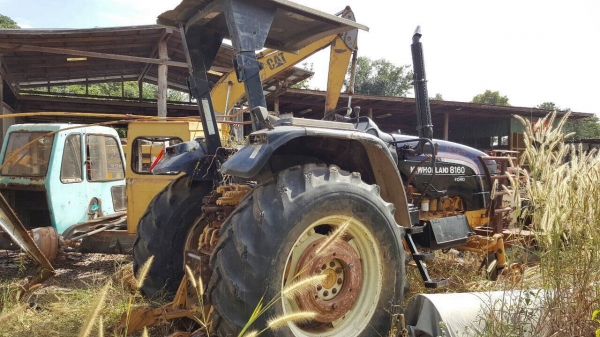 ขายรถไถ FORD NEW HOLLAND 8160 เพลาเดียว เอกสารเล่มทะเบียนครบ เครื่องแน่น เกียร์ เฟืองท้ายไม่มีปัญหา ล้อหน้าถอดไปปะยางครับ