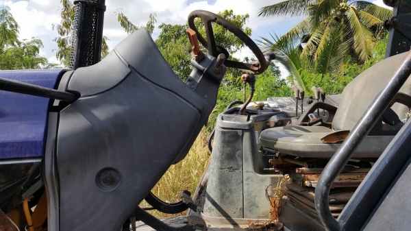 ขายรถไถ FORD NEW HOLLAND 8160 เพลาเดียว เอกสารเล่มทะเบียนครบ เครื่องแน่น เกียร์ เฟืองท้ายไม่มีปัญหา ล้อหน้าถอดไปปะยางครับ